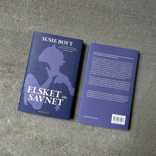 Forsiden og baksiden av boken «Elsket og savnet» av Susie Boyt, lagt utover et grått underlag