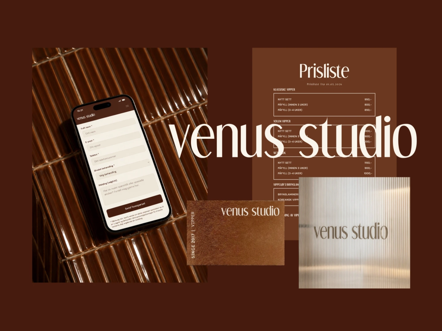 Samling av Venus Studio sin visuelle identitet — bestillingsskjema på mobil, prisliste, visittkort og logoen på en riflet glassdør